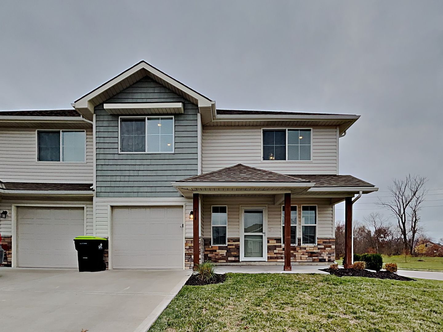 Blue Springs House: 214 SW Marigold St