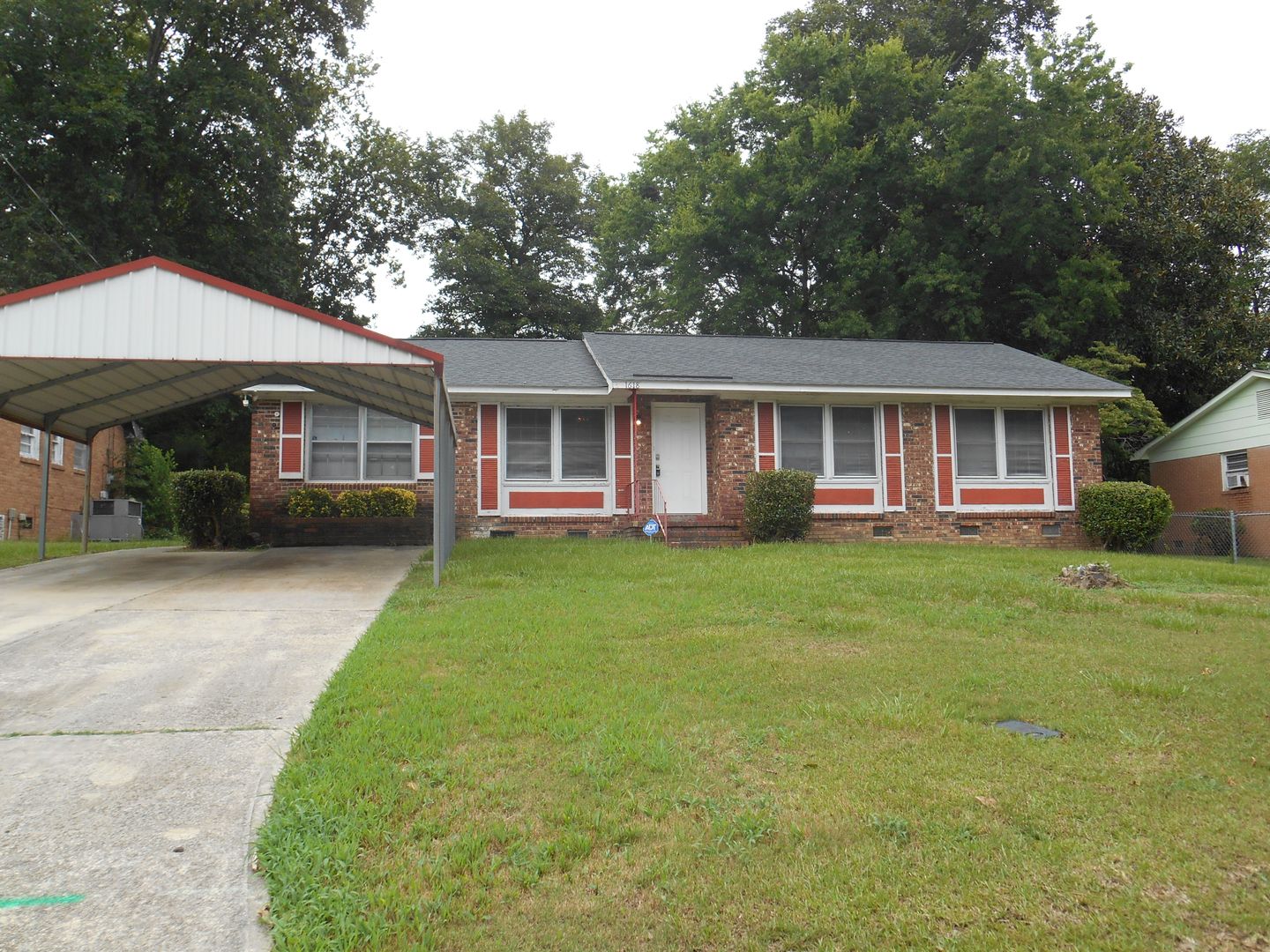 Columbia House: 1618 Carousel Cir