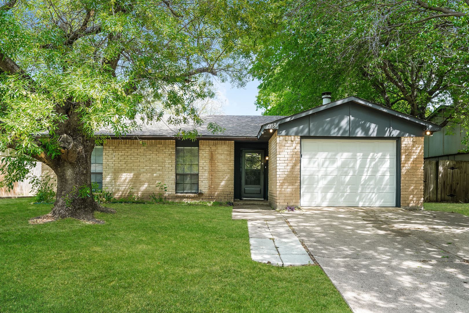 Grand Prairie House: 918 Clark Trl