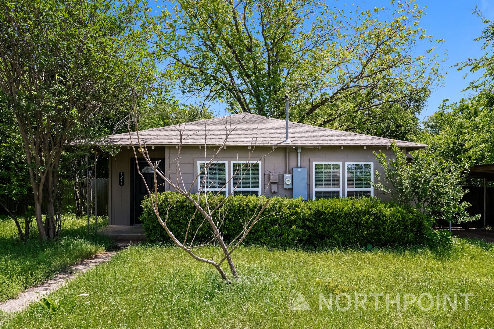 Cleburne House: 1211 Country Club Rd