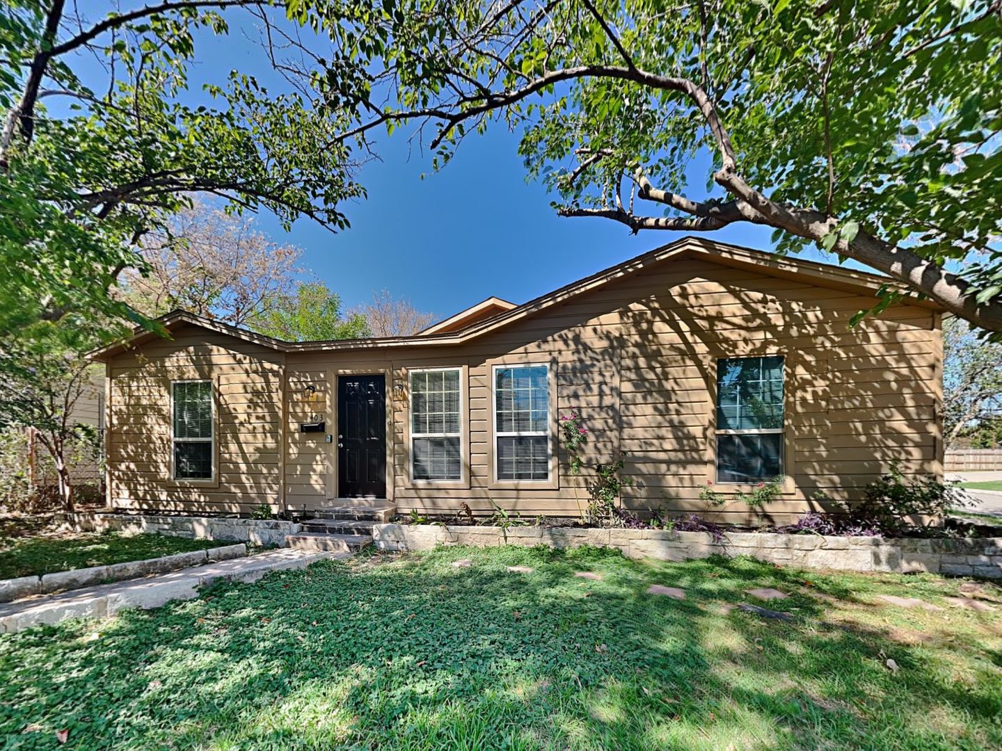 Irving House: 403 Goodyear St