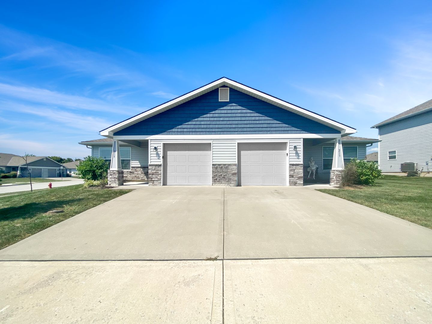 Blue Springs House: 215 SW Marigold St