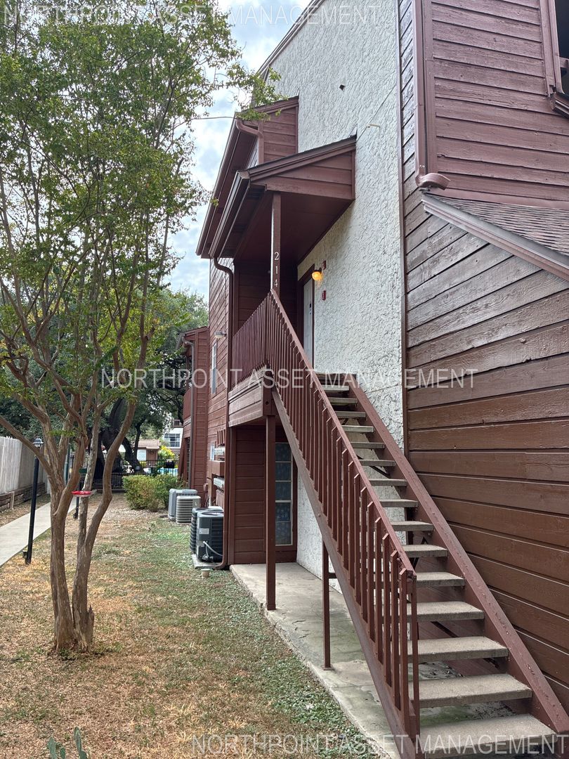San Antonio House: 10527 Perrin Beitel Apt C214