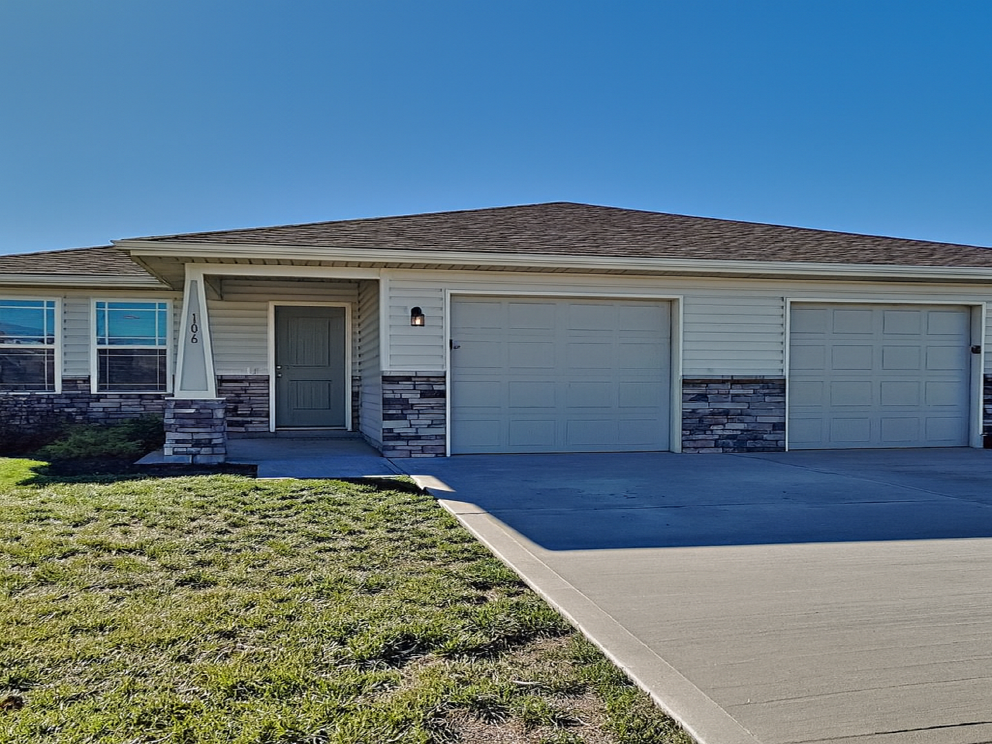 Blue Springs House: 106 SW Sunflower St