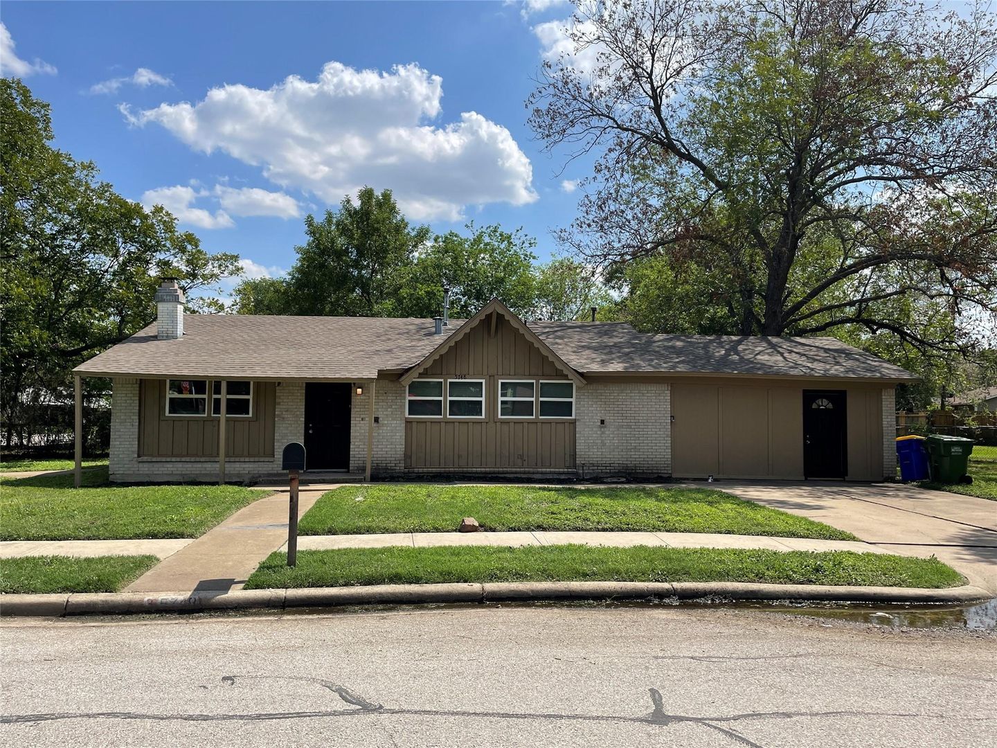 Watauga House: 5748 Bowling Dr