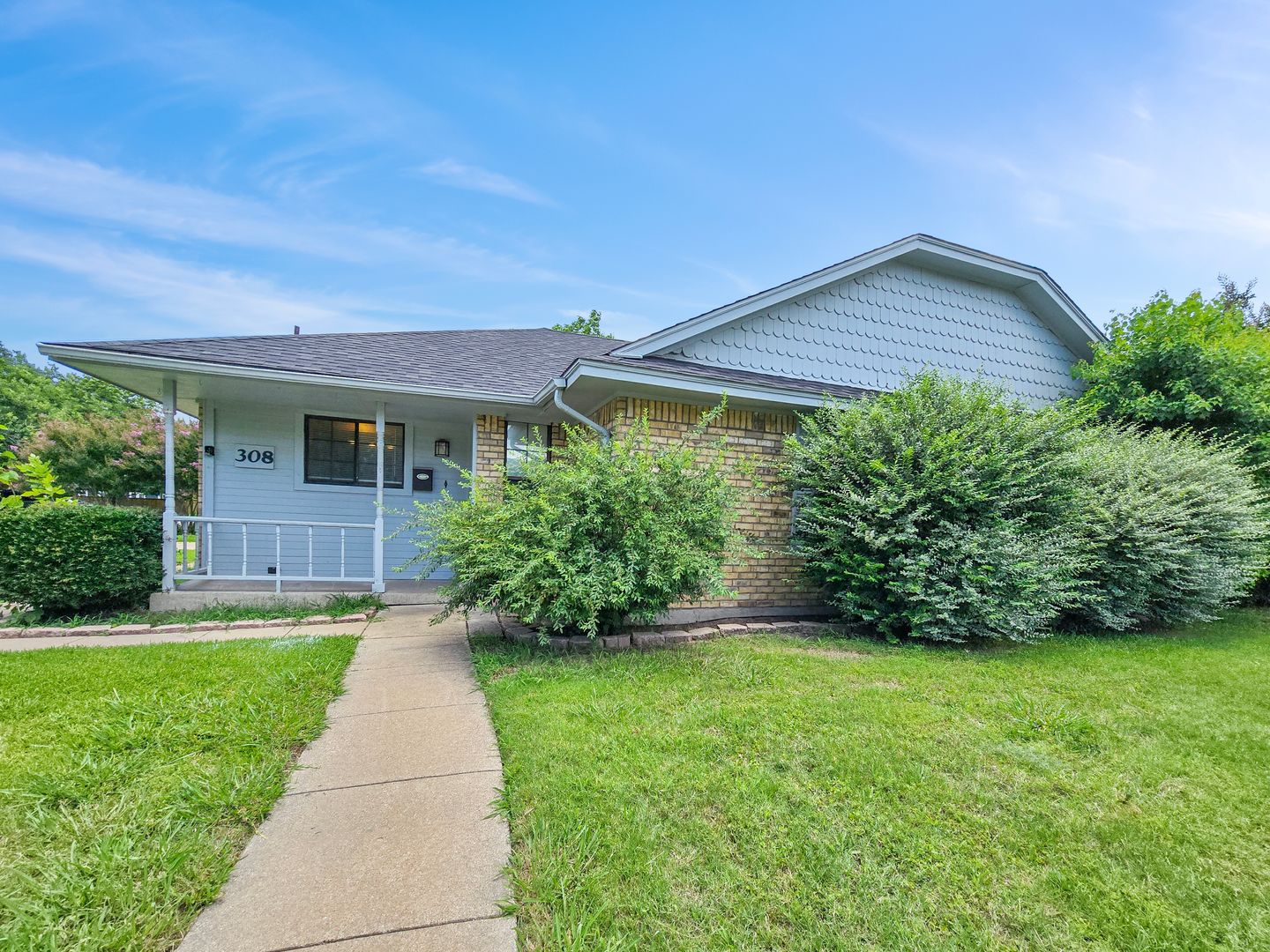 Waxahachie House: 308 Floyd St