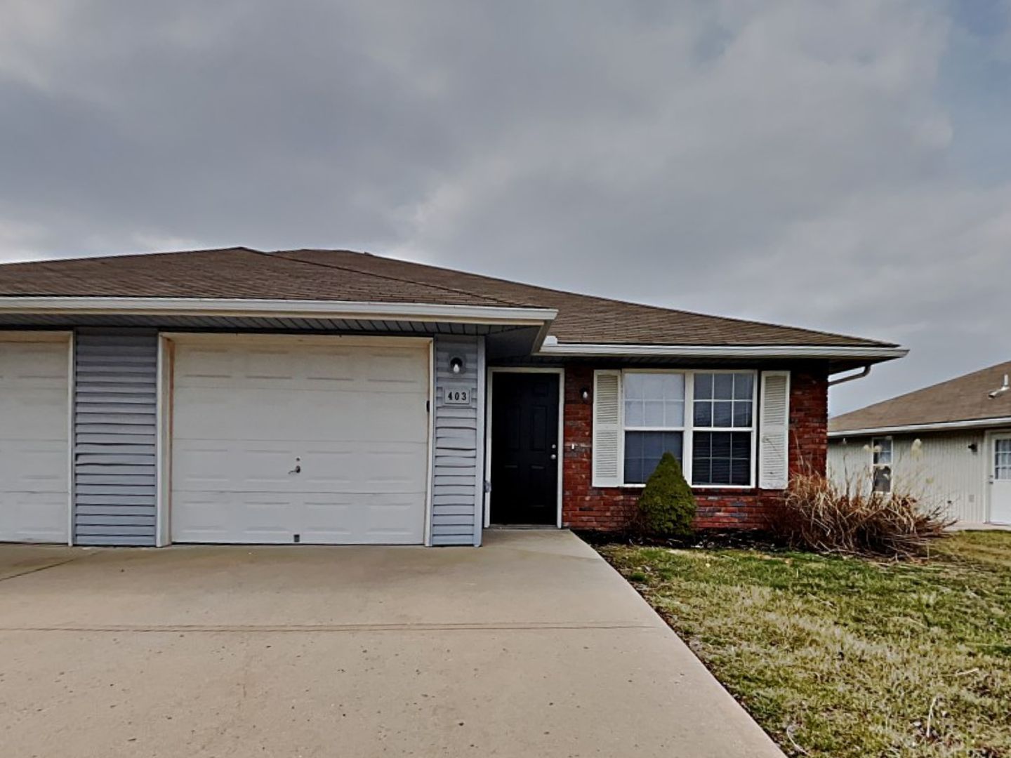 Grain Valley House: 403 NW Woodbury Dr