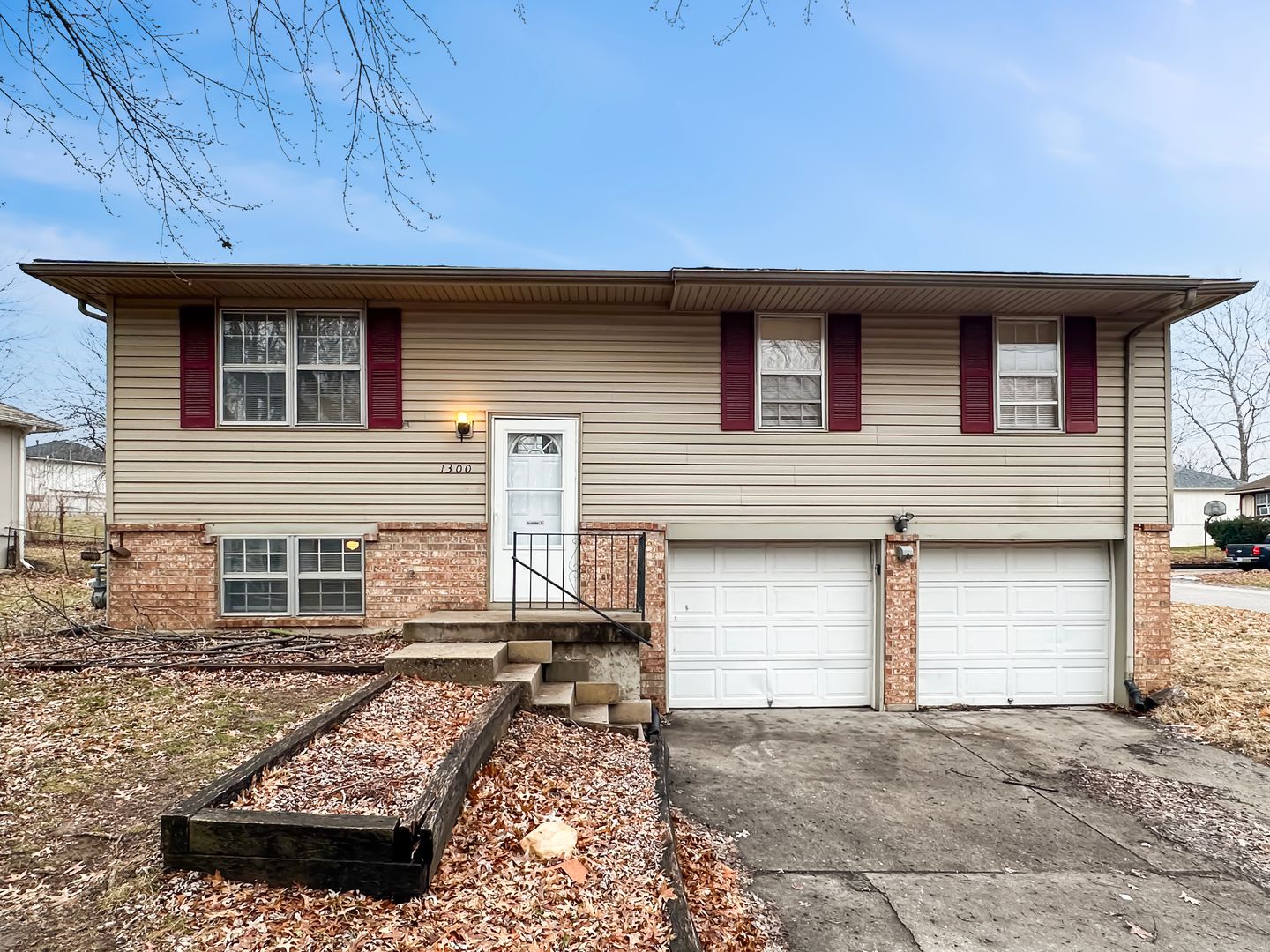 Grain Valley House: 1300 NW Golfview Ct