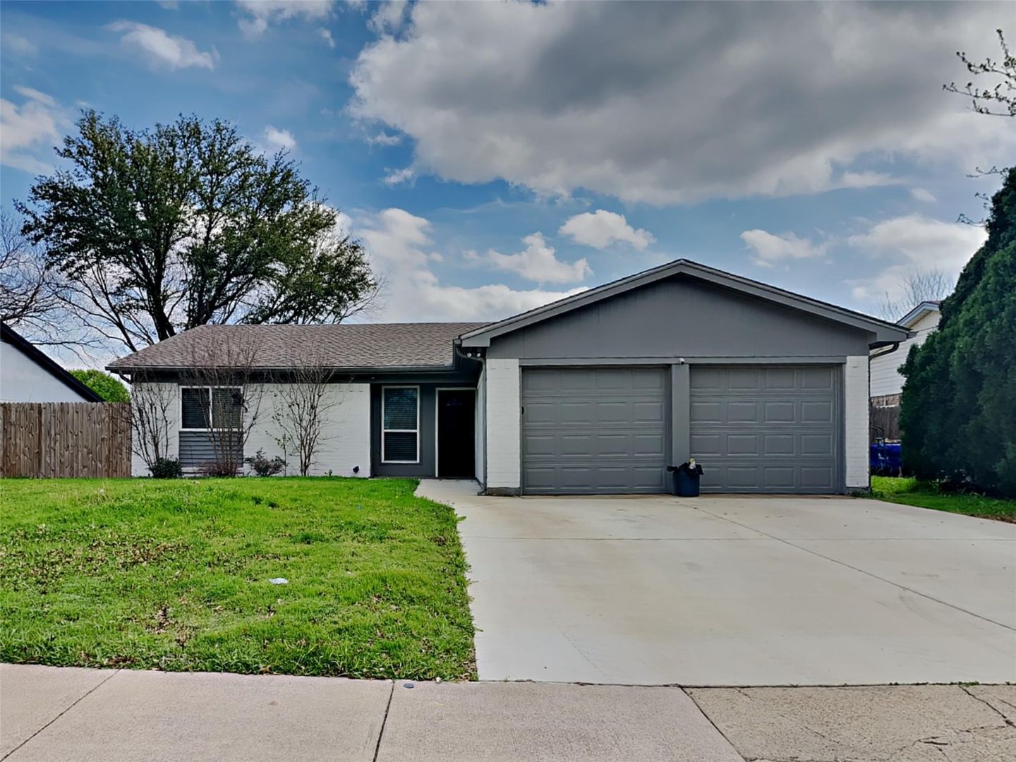 Saginaw House: 549 Park Center Blvd