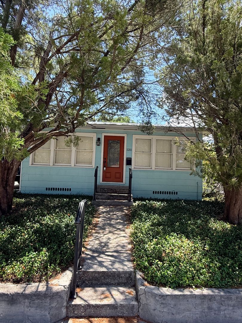 Bradenton House: 1211 18th St W Unit A
