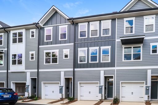 3-Bedroom, 3.5 Bath Townhome for Rent in Charlotte, NC | Attached Garage & Modern Kitchen – photo 1