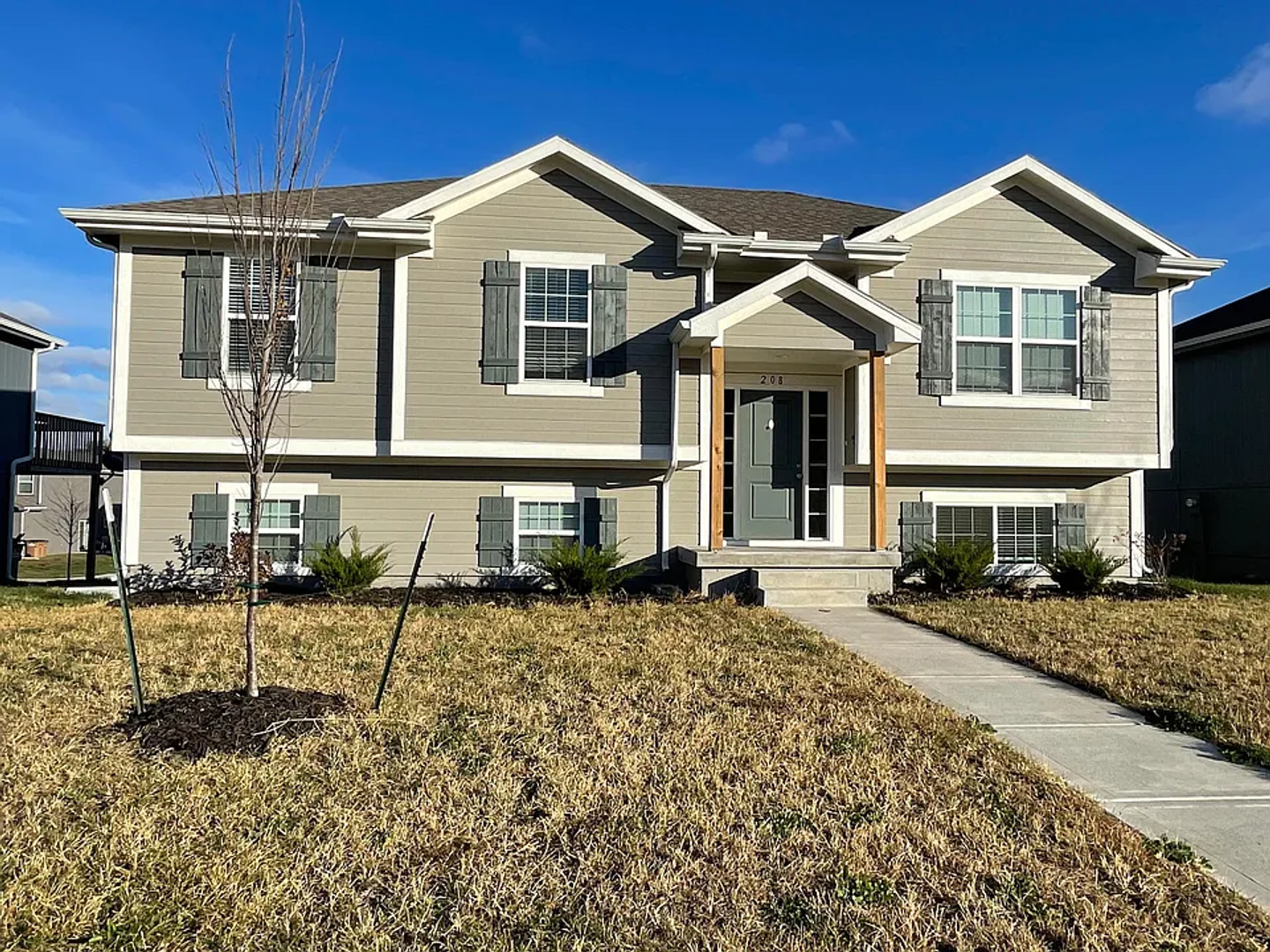 Raymore House: 208 Ramblewood Dr