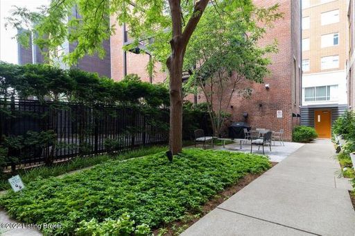 2 BR/2BA | Newly Renovated Condo| 1-Private Garage | Central downtown! – photo 1