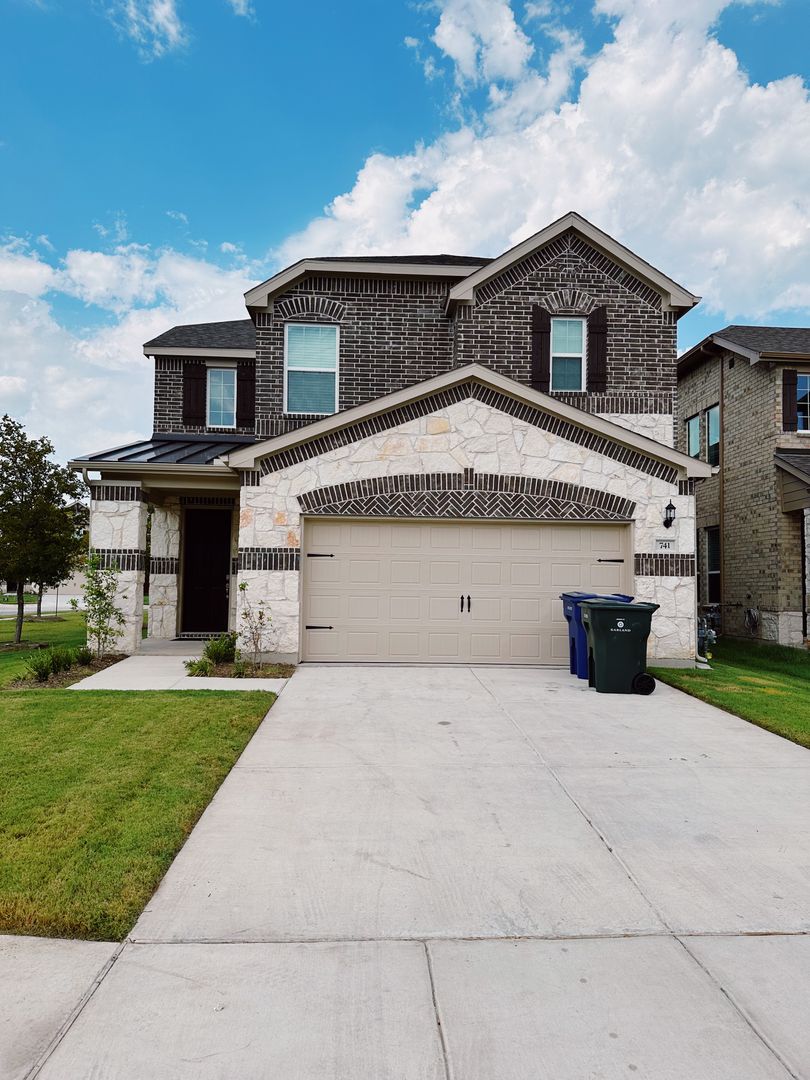 Garland House: 741 Creekwater Ln