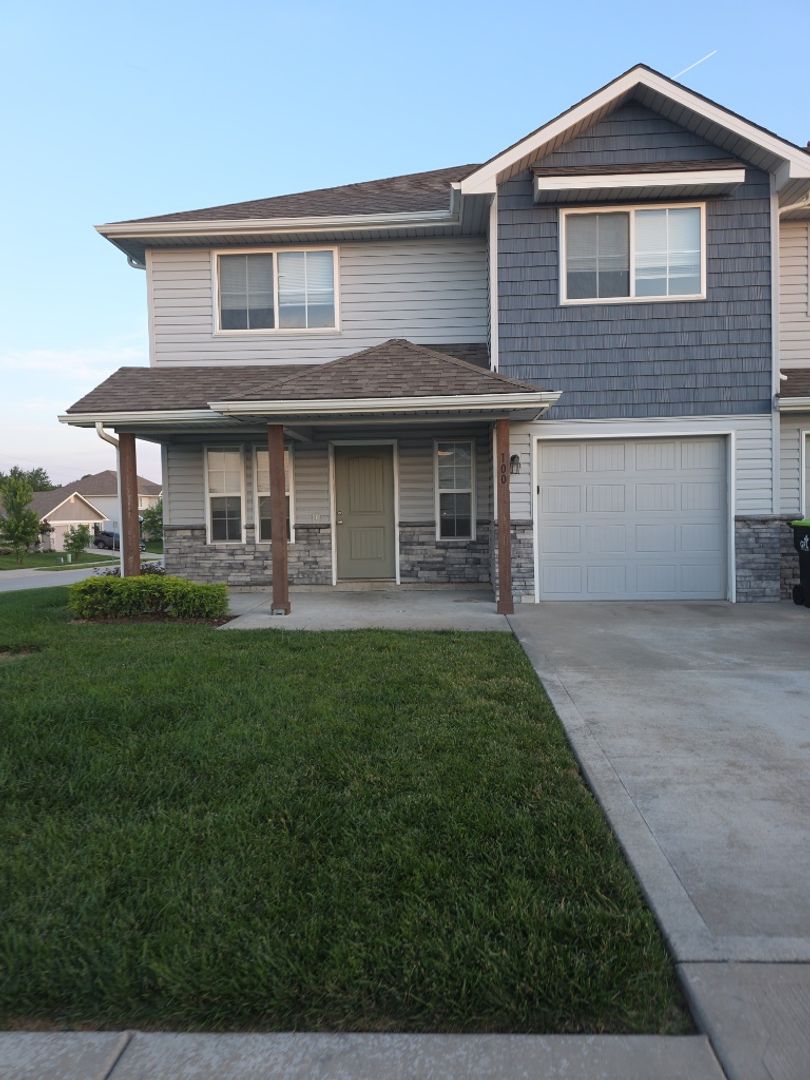 Blue Springs House: 100 SW Sunflower St