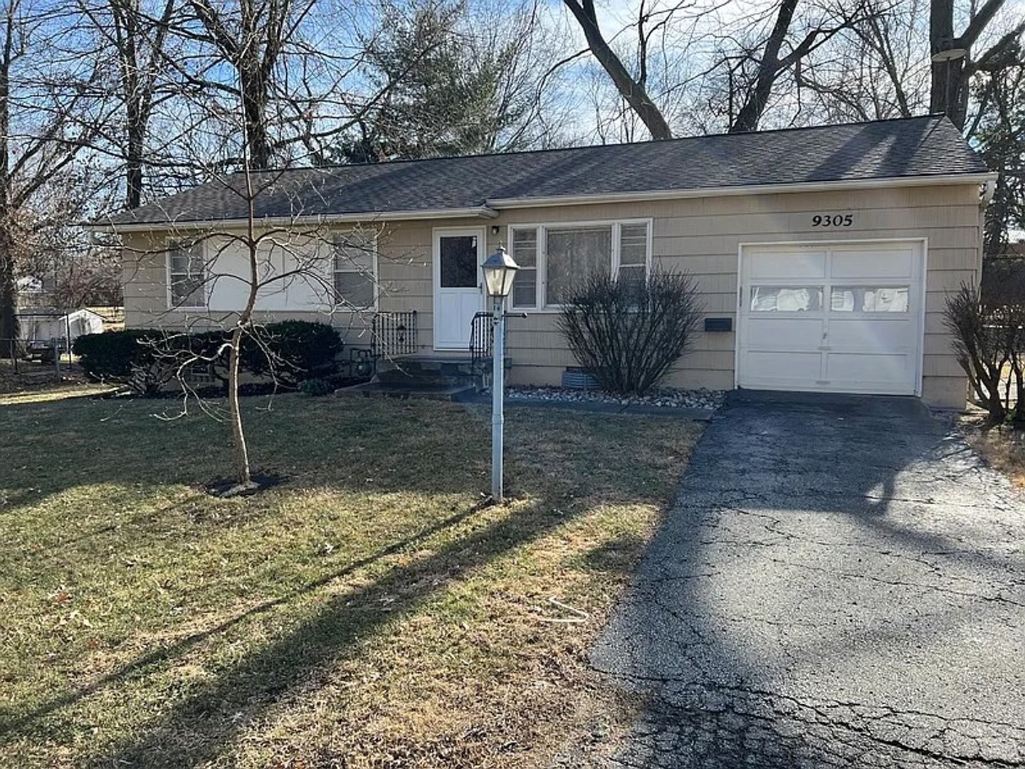 Raytown House: 9305 E 69th St