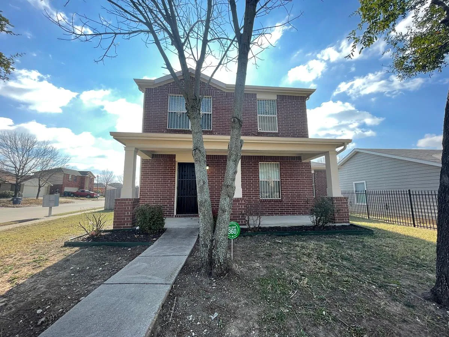 Dallas House: 846 Trinity Ln