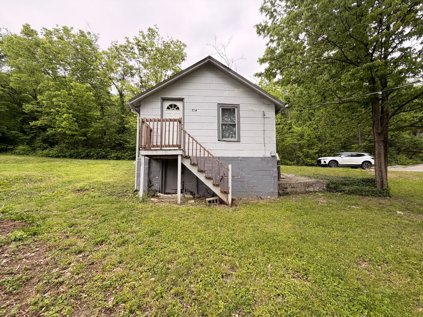 Excelsior Springs House: 714 Hazel St