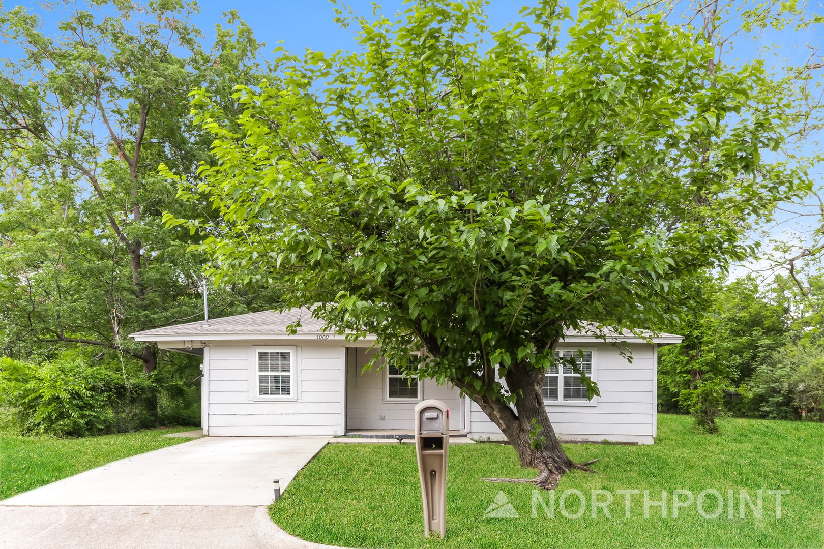 Waxahachie House: 1009 E Jefferson St