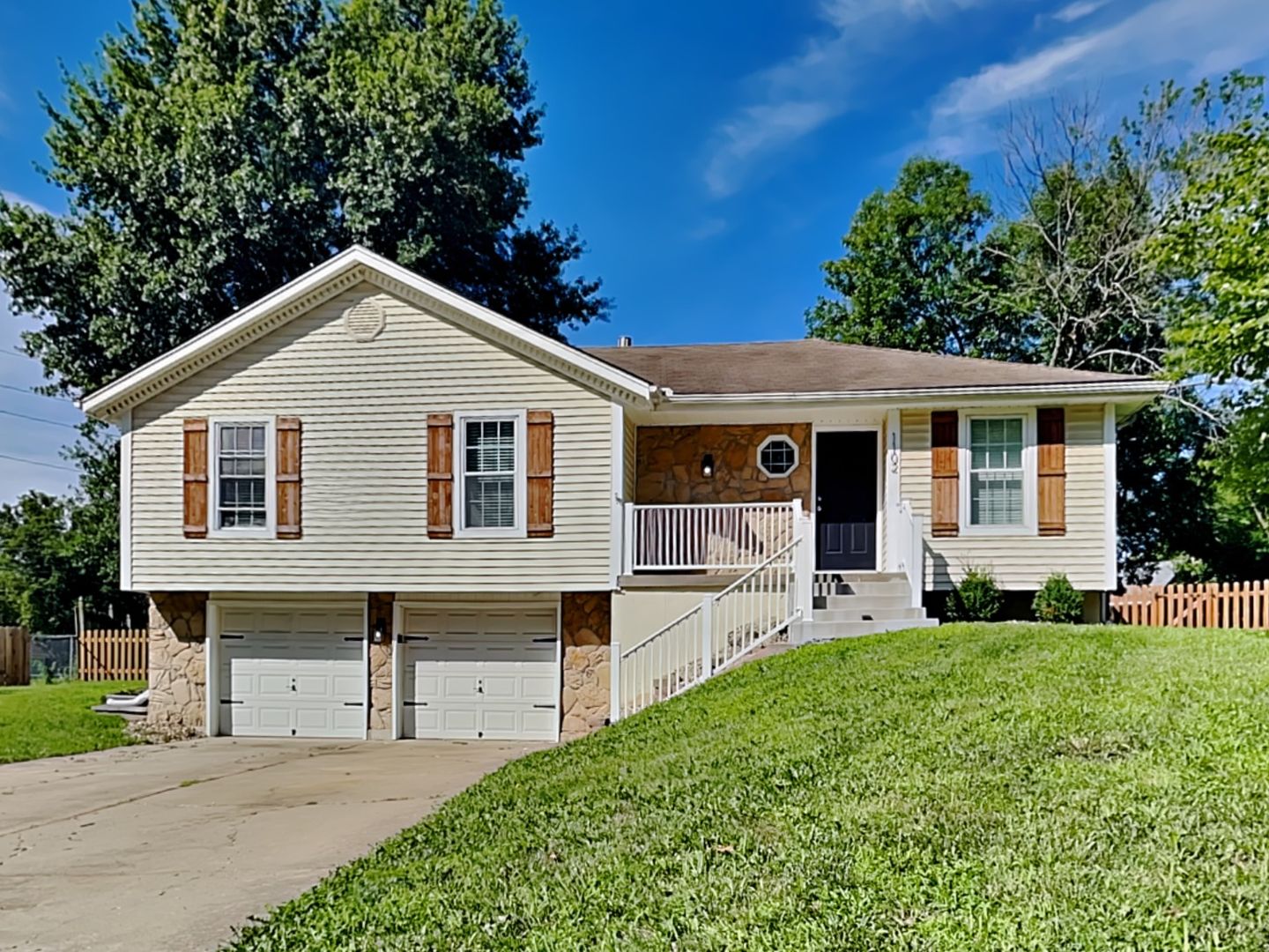 Lees Summit House: 1102 NE Richardson Pl