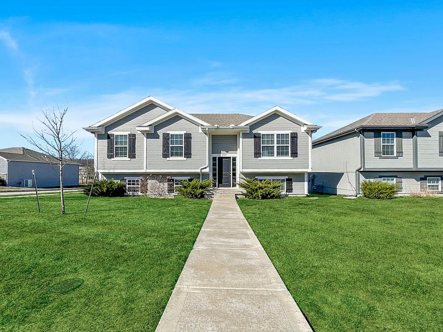 Raymore House: 200 Ramblewood Dr