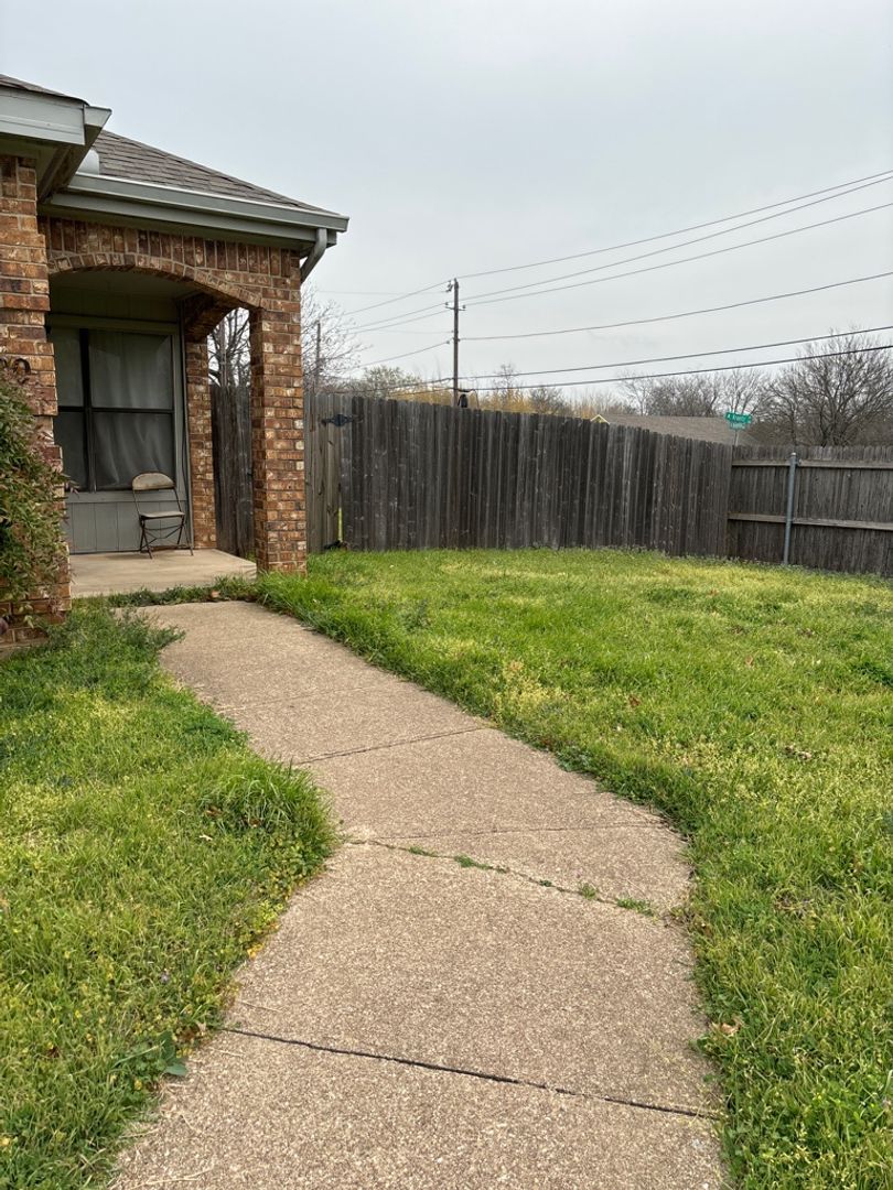 Cedar Hill House: 700 Monique