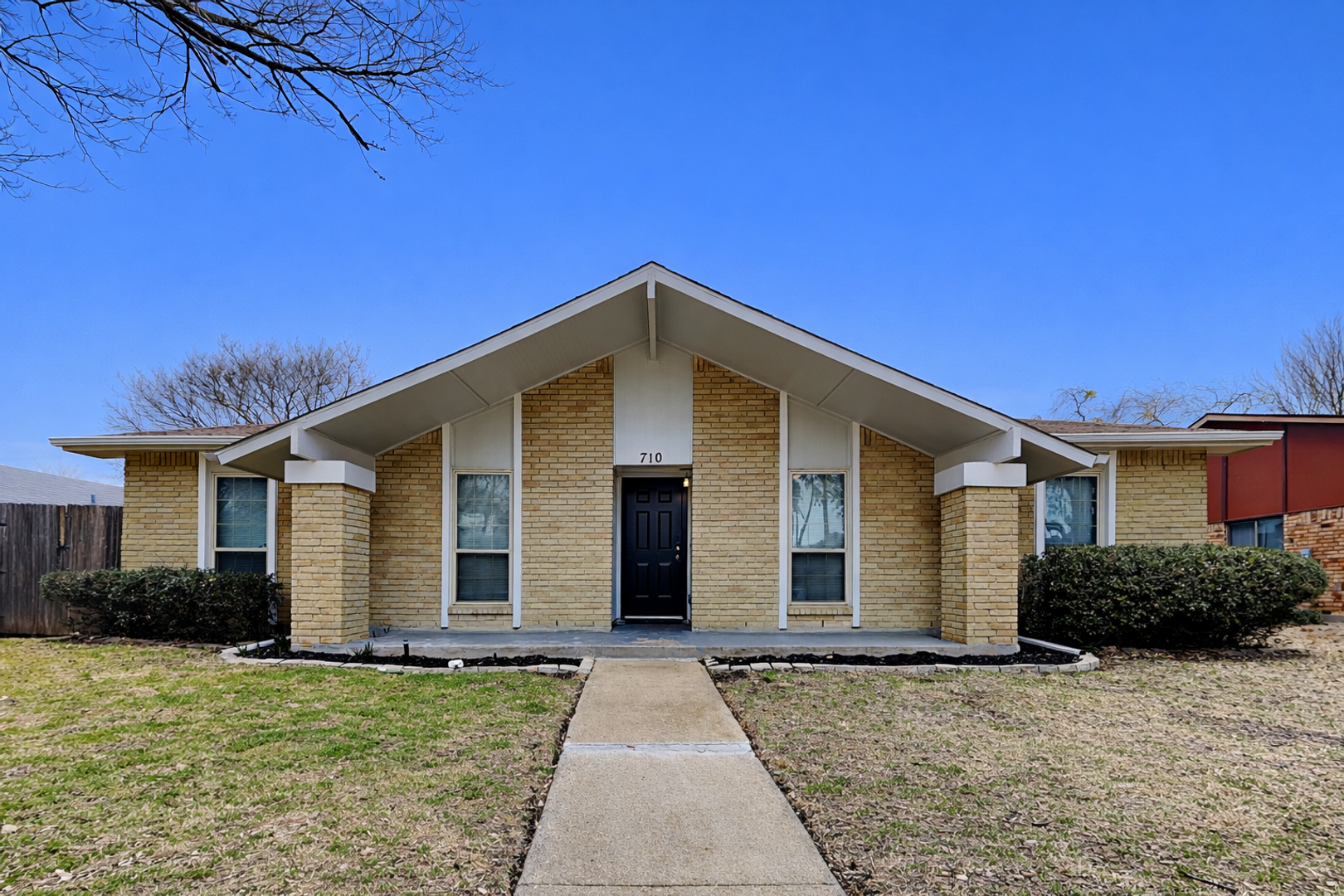 Grand Prairie House: 710 Oakland St