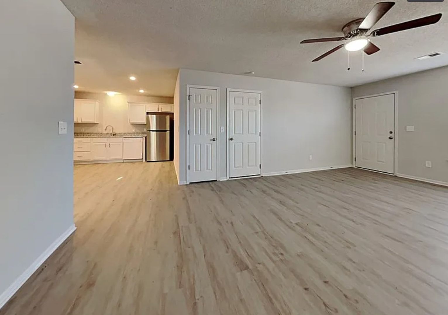 Grain Valley House: 305 NW Woodbury Dr