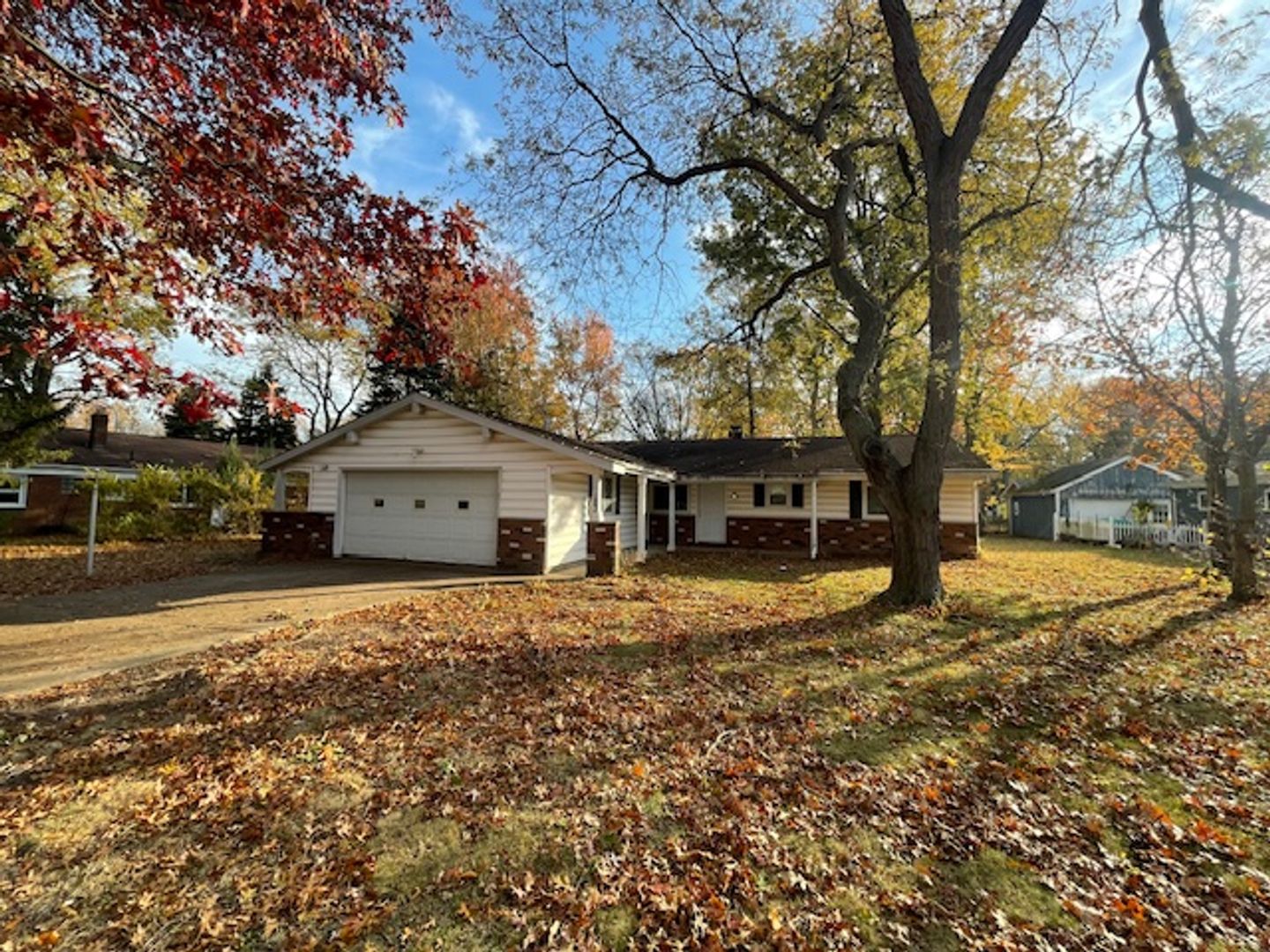 Avon Lake House: 183 Yoder Blvd