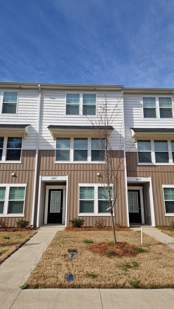 Mooresville Townhome: 225 Kennerly Ave