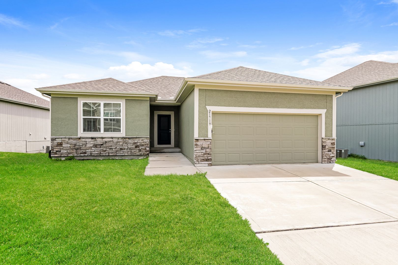 Peculiar House: 21719 North Rdg