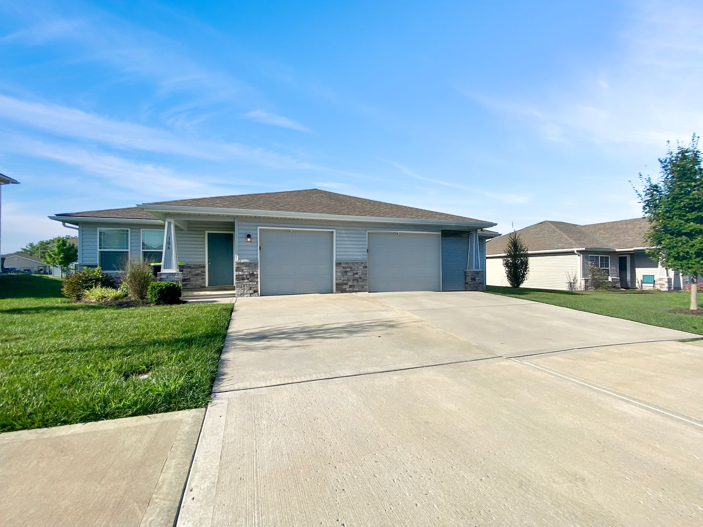 Blue Springs House: 108 SW Rose St