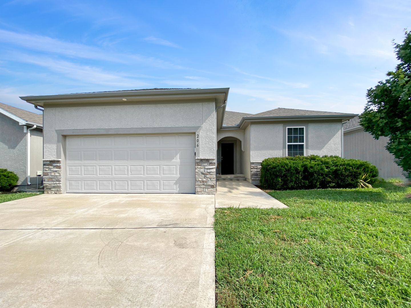 Raymore House: 206 Coleen Dr