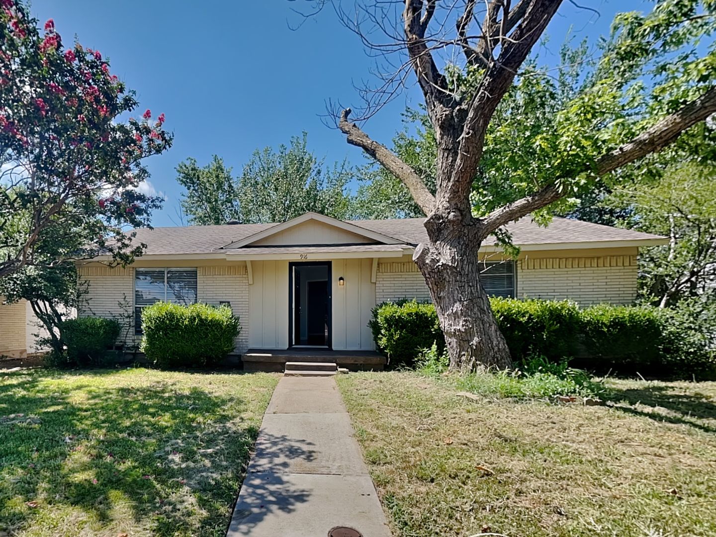 Allen House: 916 Wandering Way Dr