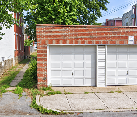 Spacious N. Plum St/E. Frederick Garage For Rent - FREE APPLICATION! – photo 1