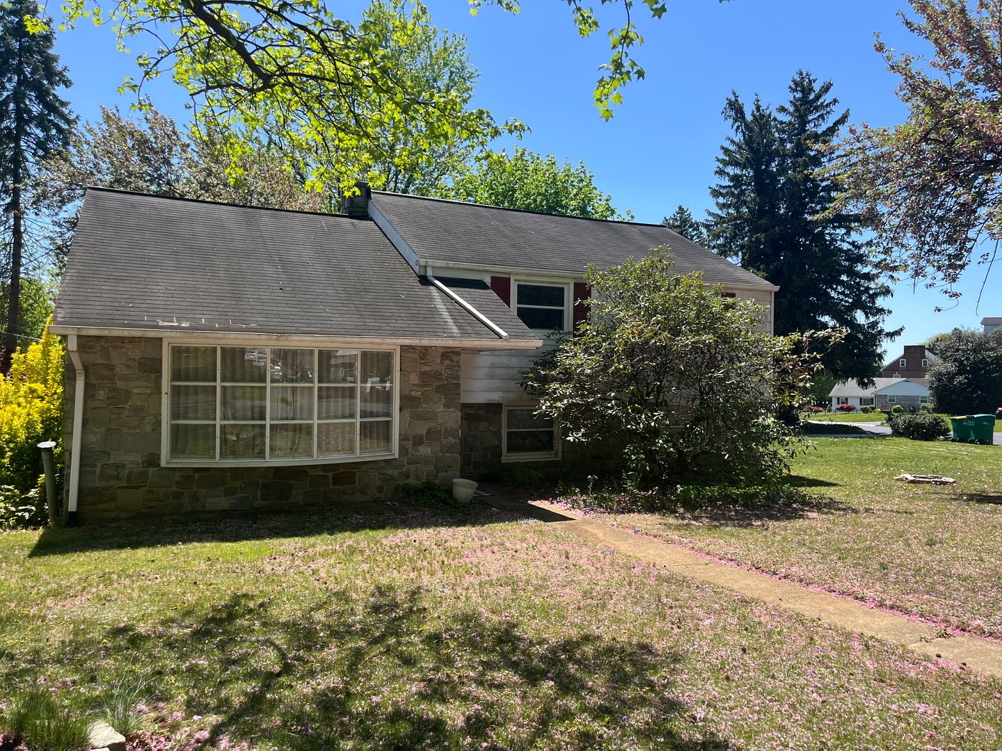 Lancaster House: 90 Roosevelt Blvd