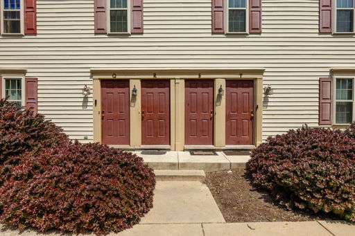 Beautiful First Floor 2 Bedroom 1 Bathroom Includes Parking and In-unit laundry! – photo 1