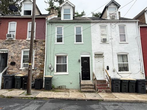 Spacious 3 bedroom Single Family Home in Lancaster City - with Backyard! – photo 1