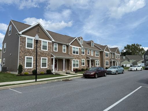 Like-New 3 Bedroom 2.5 Bath Townhouse Built in 2021 - Featuring Clubhouse with Pool and Fitness Center. Cedar Crest School District! – photo 1