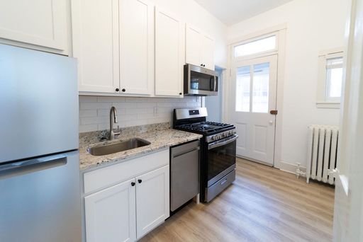 Beautifully Renovated First Floor Luxury Apartment in PRIME Lancaster City Location - Parking included! – photo 1