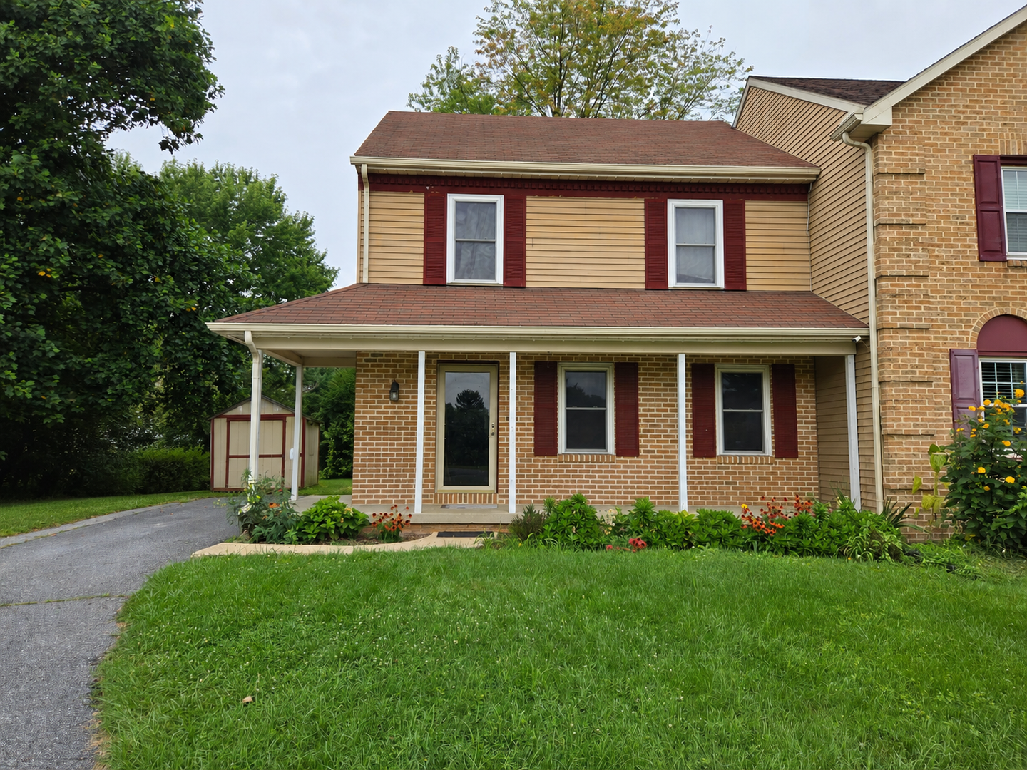 East Petersburg House: 2317 Lawnwood Ct.