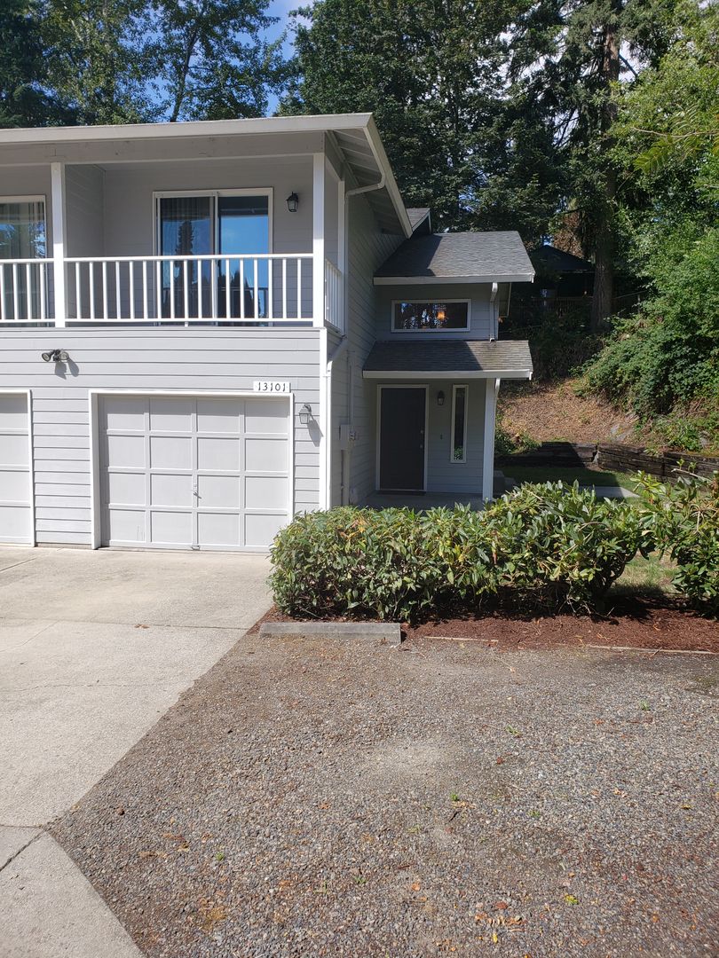 Puyallup House: 13101 126th Ave E