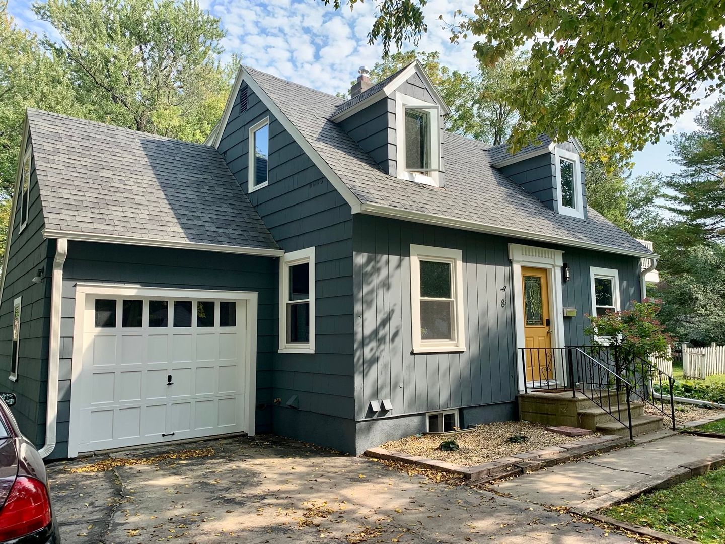 Rochester House: 8 18th Ave SW