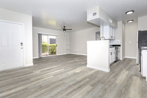 Falling in love with Savings! 1 month free on 12 month leases – photo 1