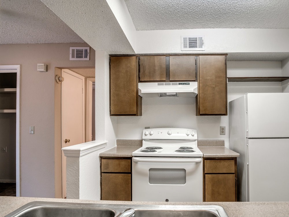 Edmond Apartment: 1900 Kickingbird Rd.