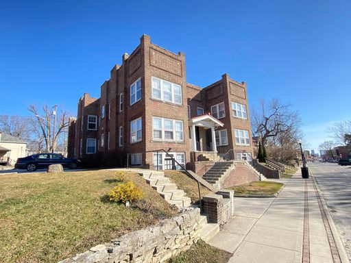 Spacious Efficiency Near OSU Campus right on N High St with W/D on site! – photo 1