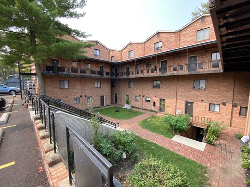 Renovated Townhouse Located on the Edge of Tuttle Park. – photo 1