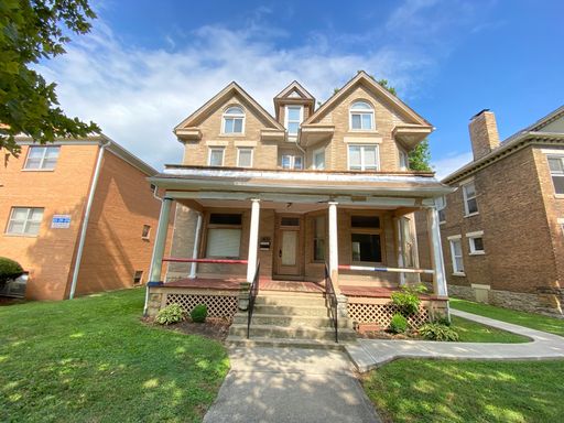 Beautifully Renovated Big House Located in the Heart of South Campus – photo 1