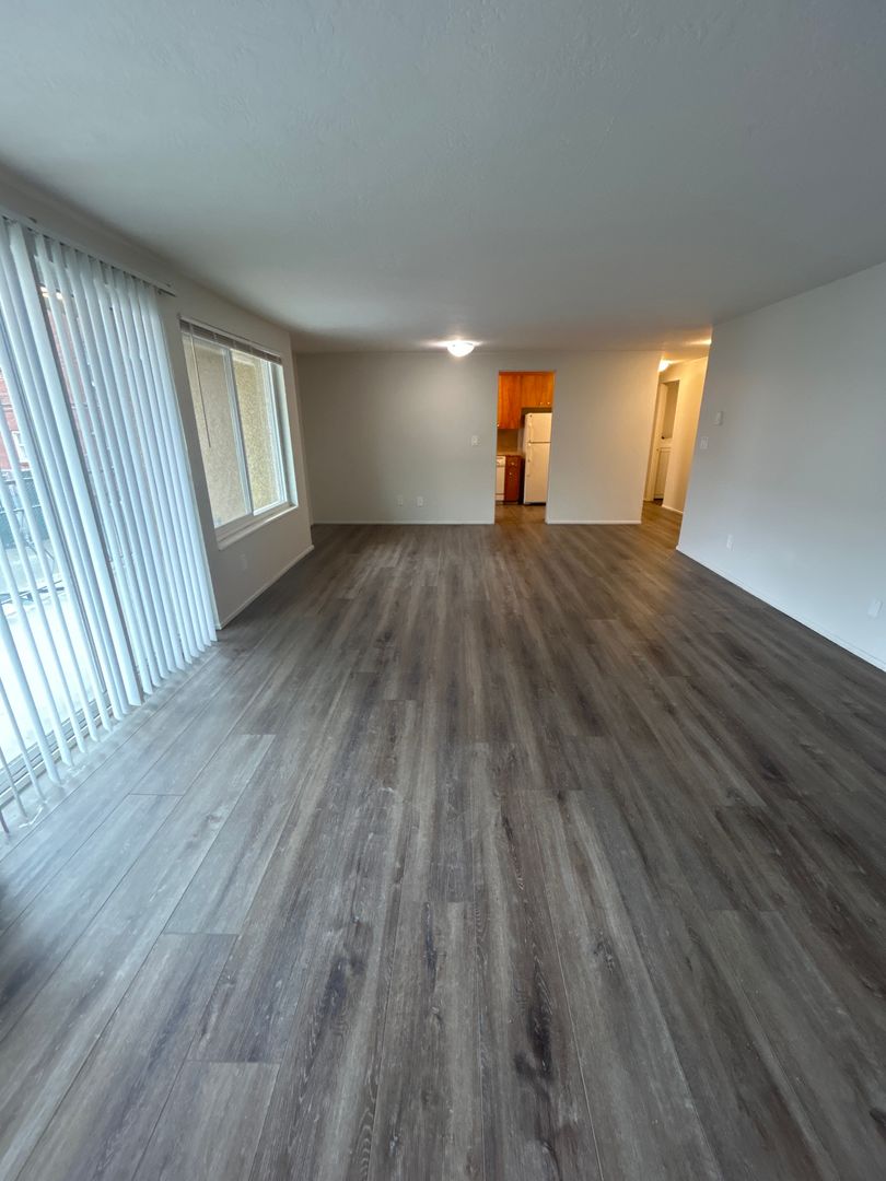 Seattle Apartment: 5233 15th Ave NE