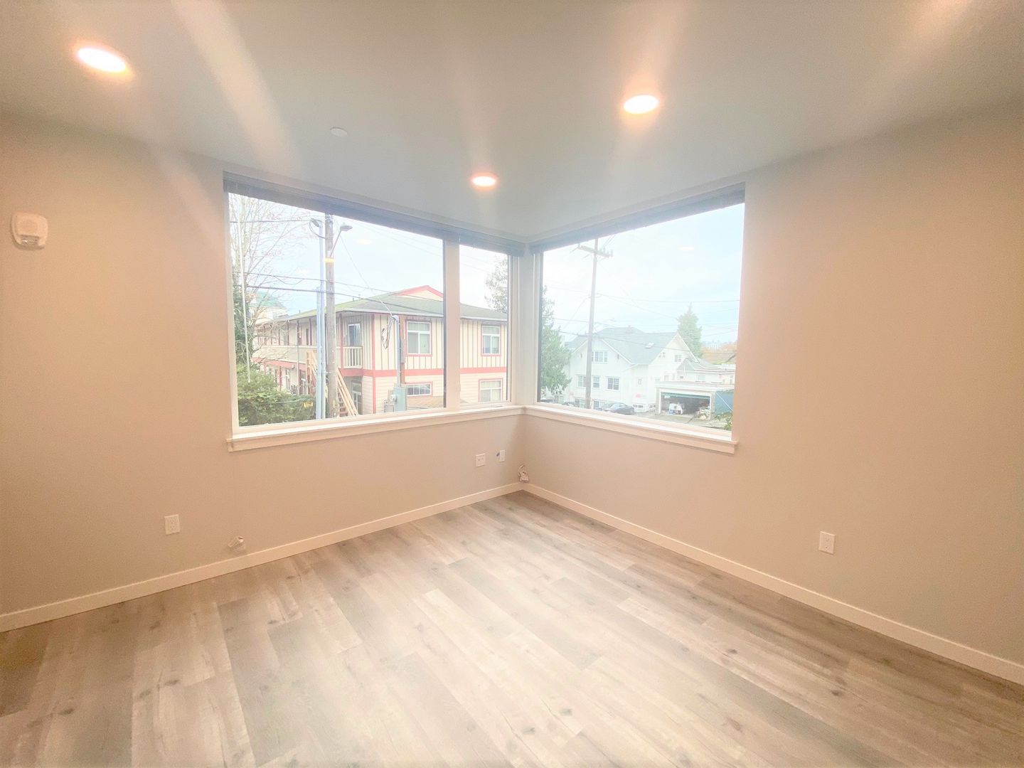 Seattle Apartment: 5521 15th Ave NE